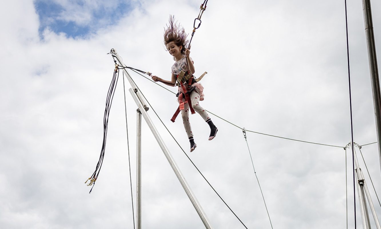 Un enfant s'amuse dans les jeux dans le cadre du Festival des Sucres de Saint-Pierre-Baptiste
