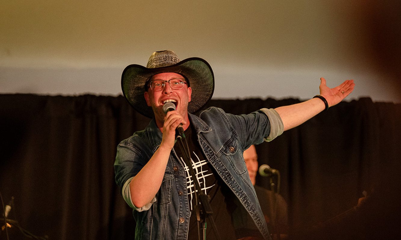 Un chanteur avec un chapeau de cowboy donne un spectacle au Festival des Sucres de Saint-Pierre-Baptiste