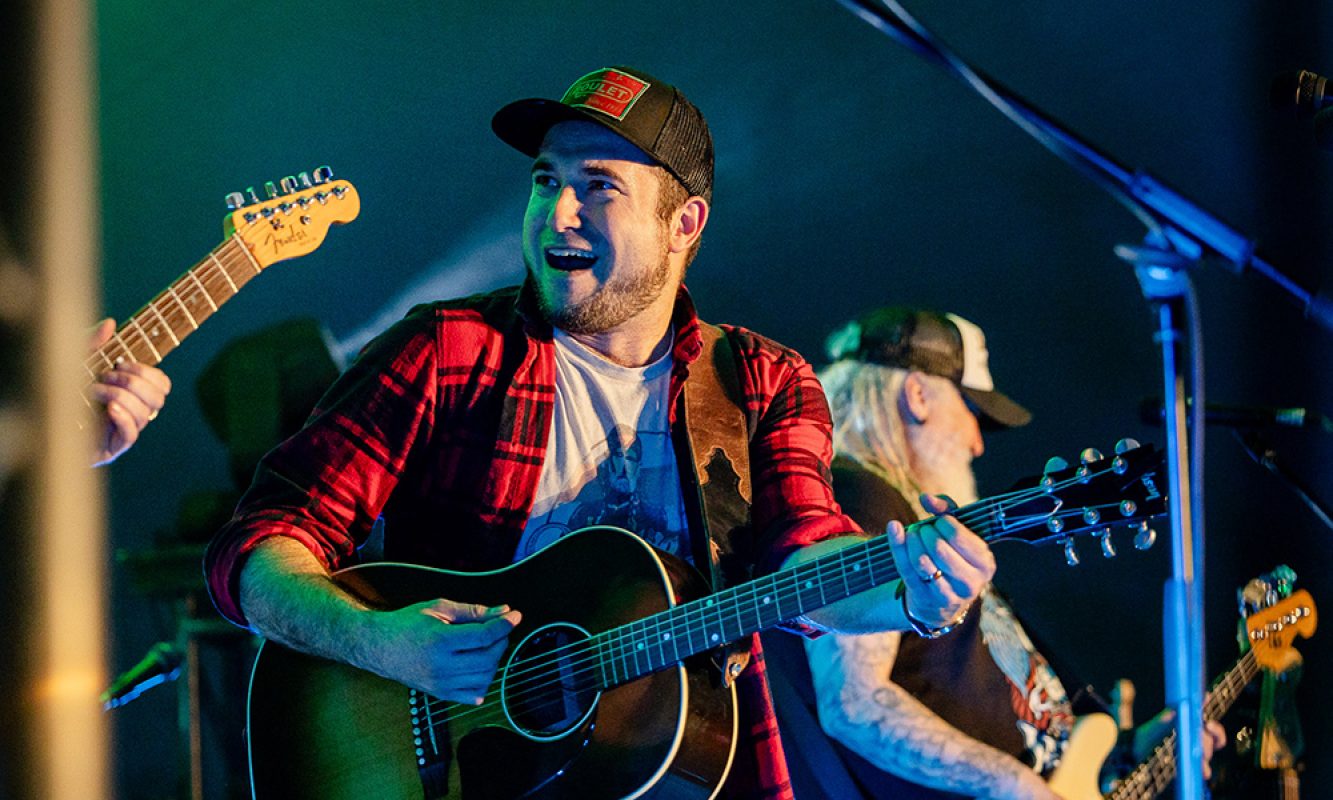 Prestation d'un chanteur sur la scène pendant le Festival des Sucres de Saint-Pierre-Baptiste