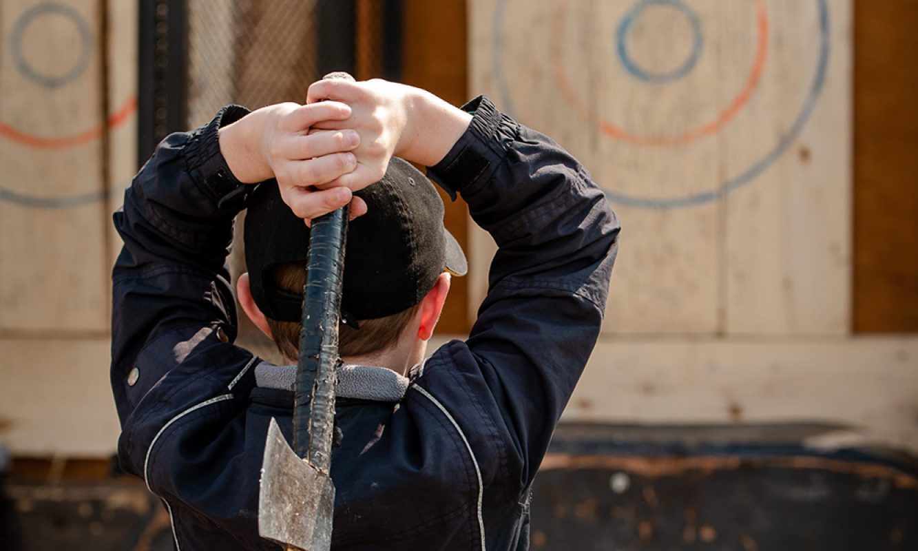 Un enfant fait un lancer de la hache pendant le Festival des Sucres de Saint-Pierre-Baptiste
