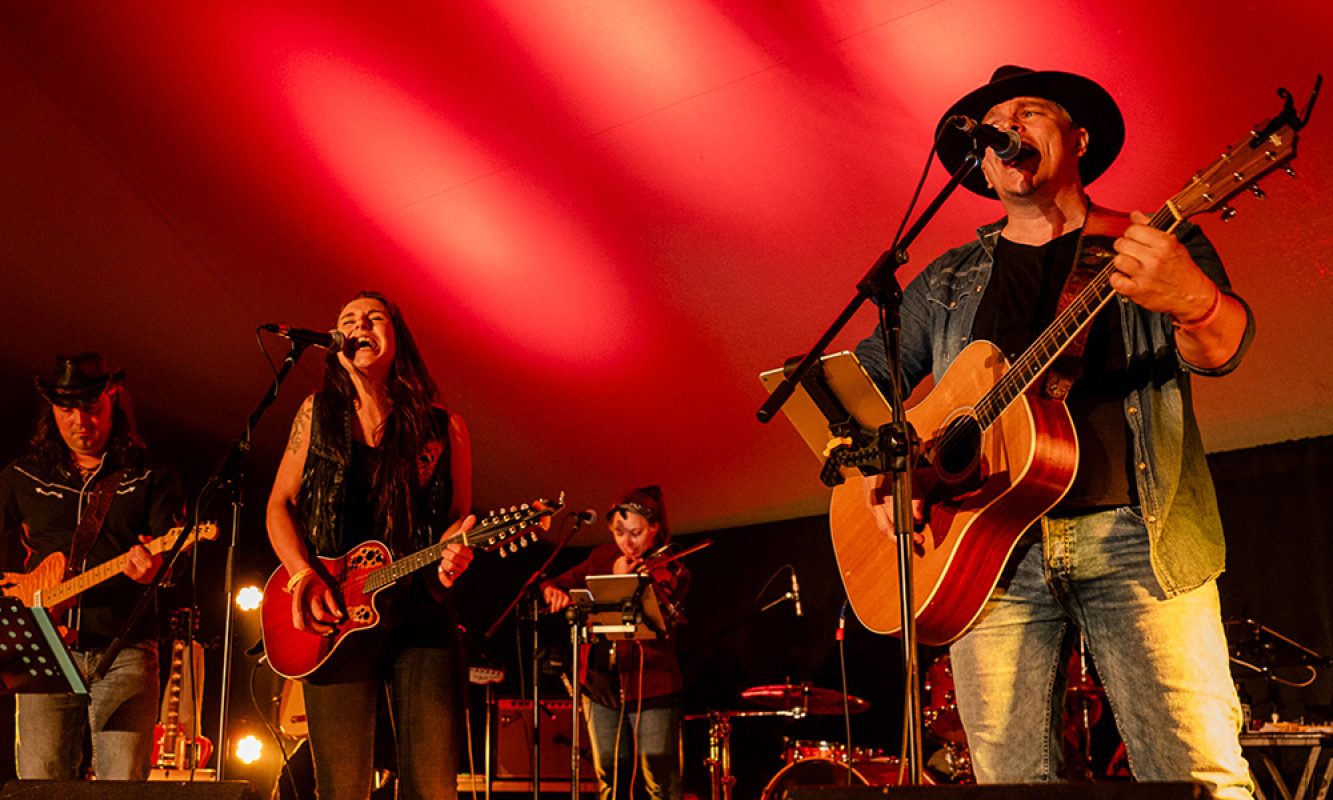 Chanteurs et guitaristes sur la scène du Festival des Sucres de Saint-Pierre-Baptiste