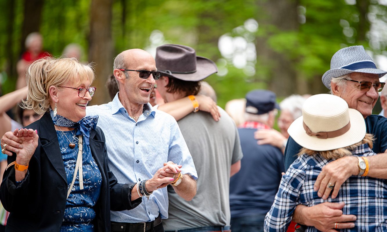 Des couples dansent et s'amusent au Festival des Sucres de Saint-Pierre-Baptiste