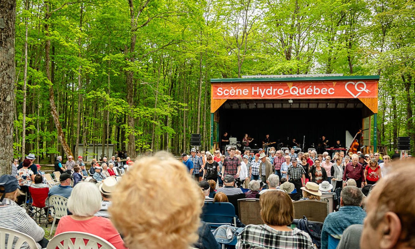 Foule devant la scène Hydro-Québec du Festival des Sucres de Saint-Pierre-Baptiste