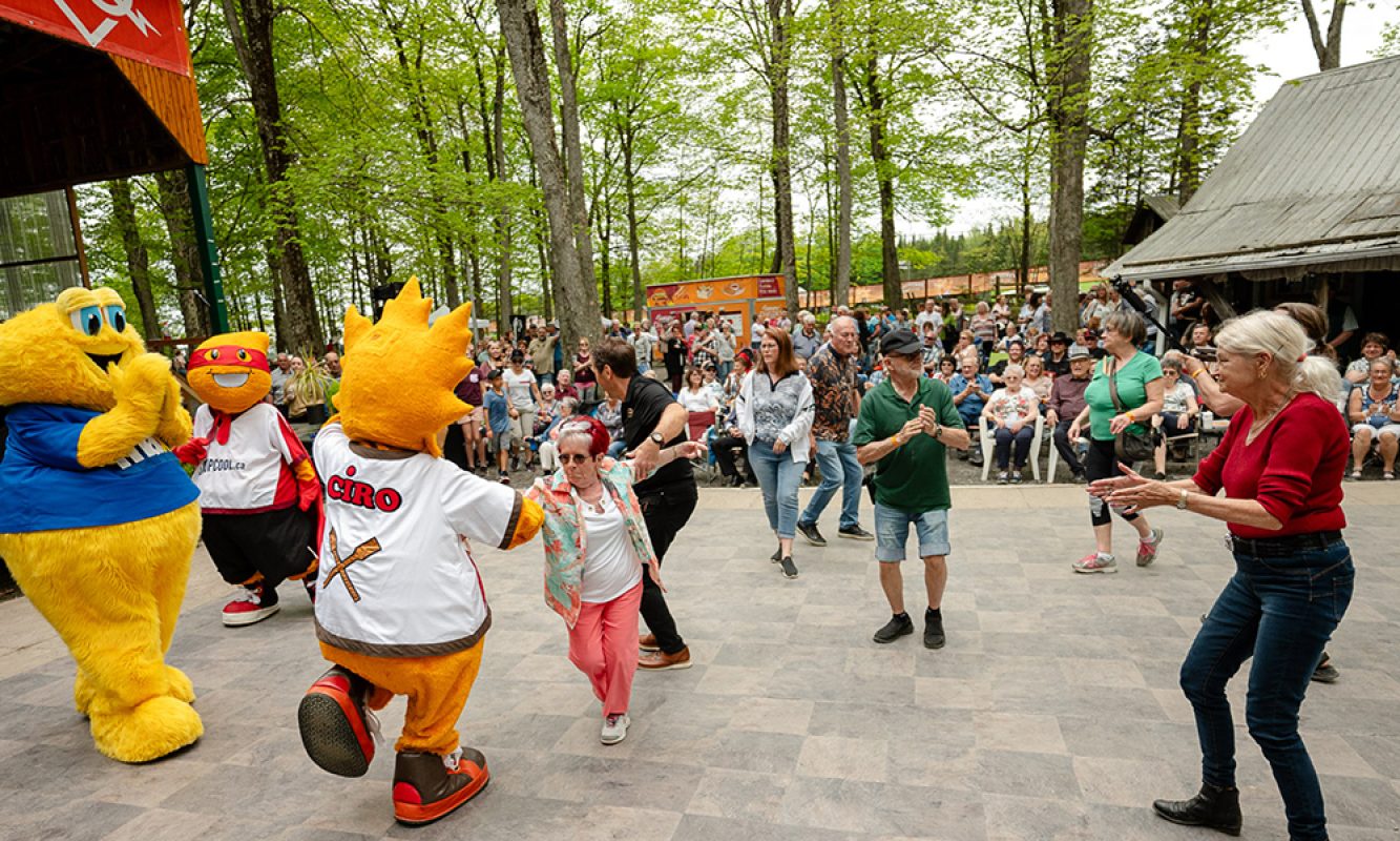Gens qui dansent avec une mascotte sur la piste de danse du Festival des Sucres de Saint-Pierre-Baptiste