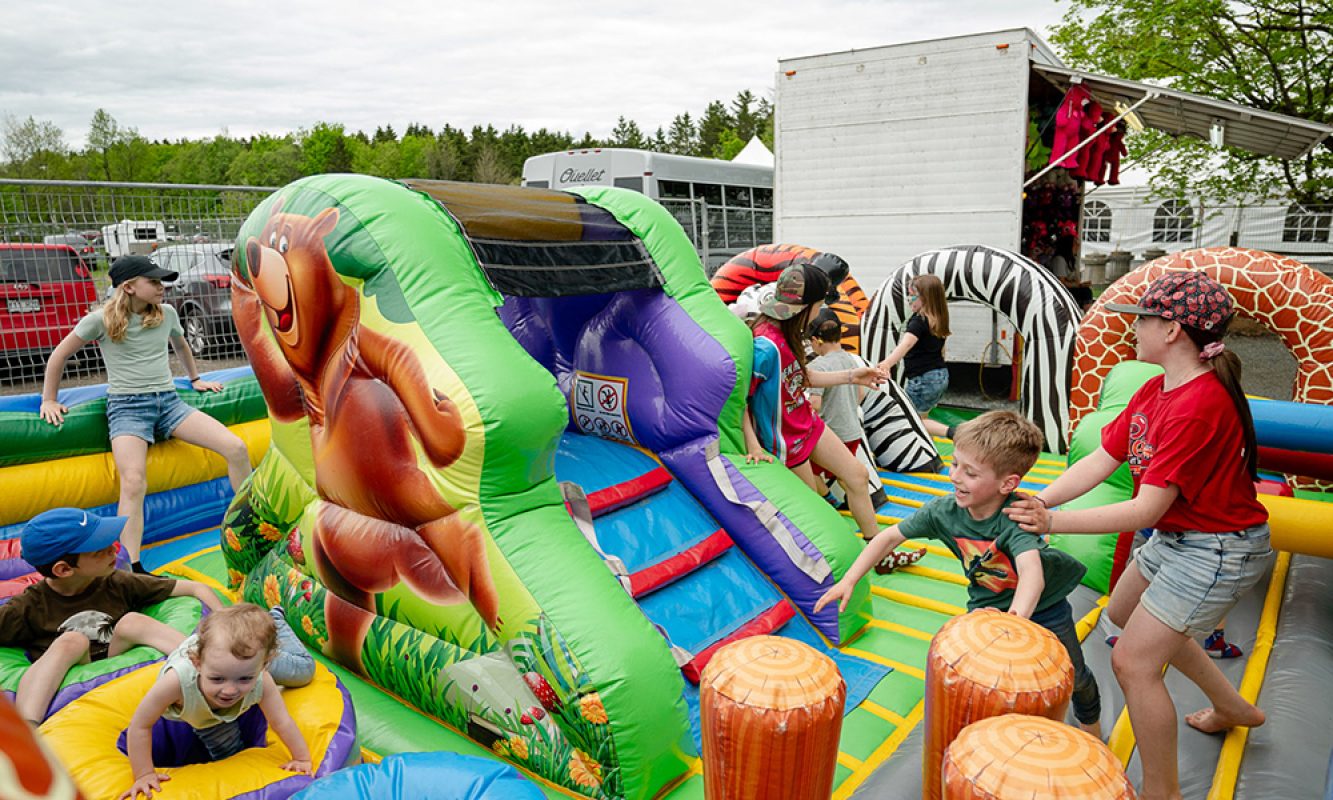 Des enfants s'amusent dans les jeux gonflables pendant le Festival des Sucres de Saint-Pierre-Baptiste