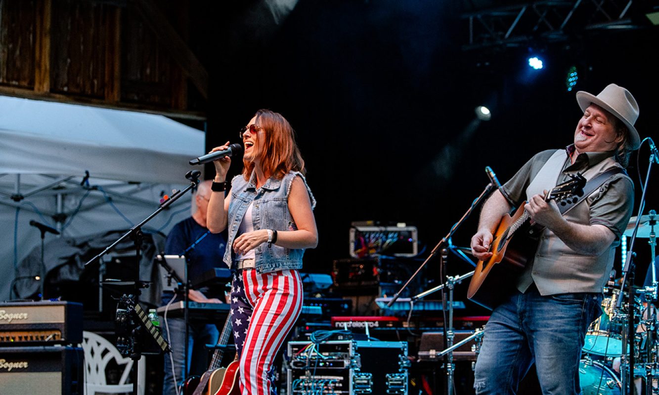 Chanteuse et son groupe de musique sur la scène du festival RockFest de Saint-Pierre-Baptiste