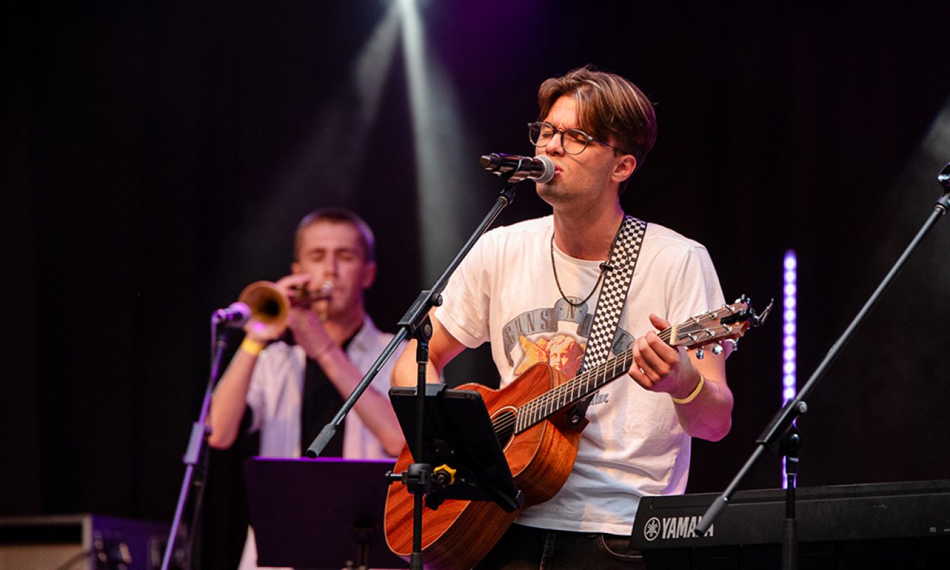 Guitariste et trompettiste en spectacle au festival RockFest de Saint-Pierre-Baptiste