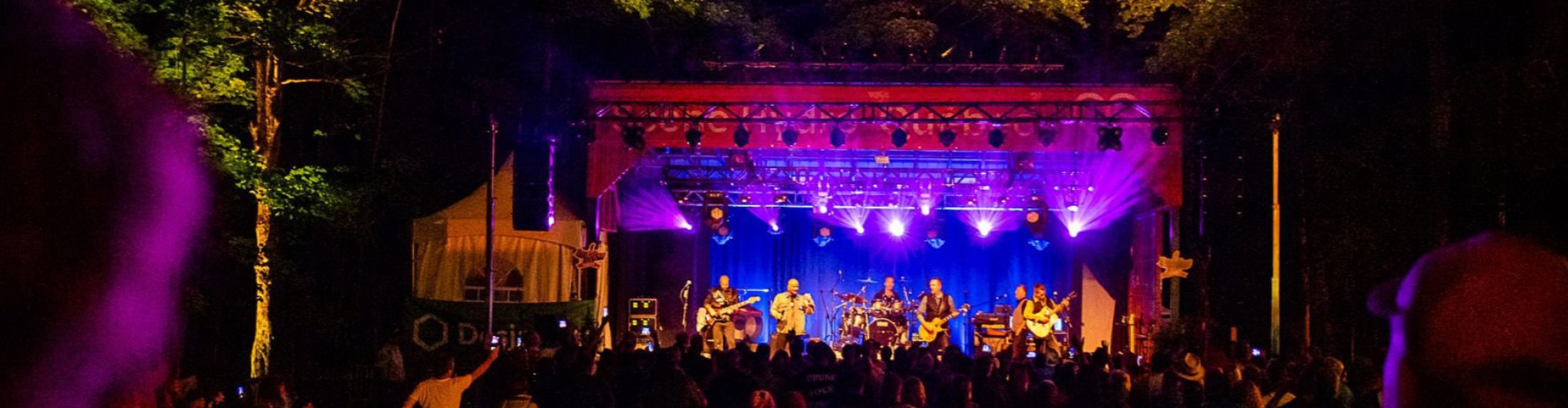 Spectacle sur la scène du Festival des Sucres dans la ville de Saint-Pierre-Baptiste